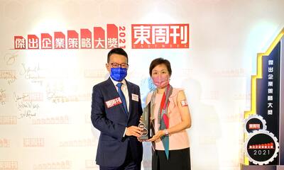 房協行政總裁陳欽勉與企業傳訊總監梁綺蓮於「傑出企業大獎2021」頒獎禮上喜獲獎項。